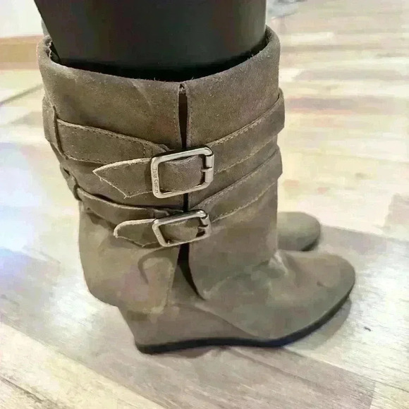 Sz. 9M Juicy Couture Dale Double buckle tan suede wedge moto booties - Picture 3 of 7